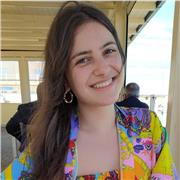 Laureata in Storia impartisce lezioni di storia per studenti scuole medie e superiori e di filosofia per studenti liceali